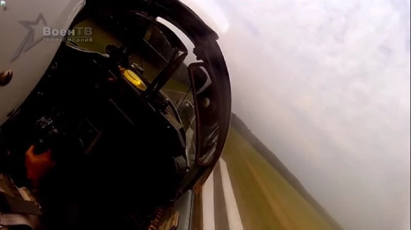 MiG και Sukhoi απογειώνονται και προσγειώνονται σε … λωρίδα ταχείας κυκλοφορίας (βίντεο)